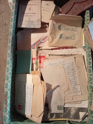 Maleta antigua con papeles y revistas