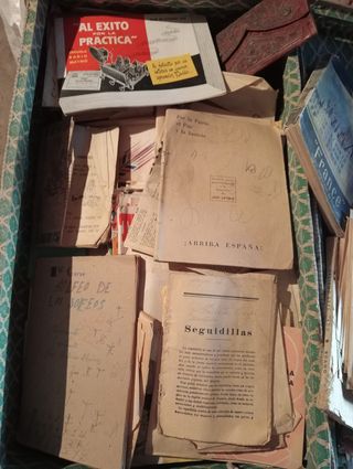 Maleta antigua con papeles y revistas