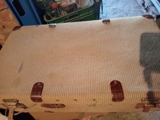 Maleta antigua con papeles y revistas