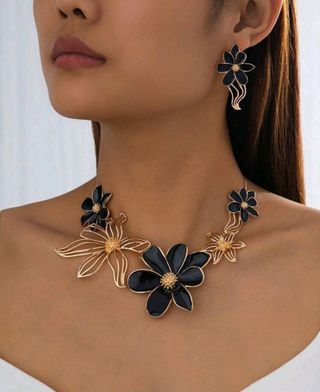 Collar y pendientes negros y dorados