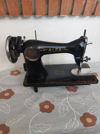 Máquina coser Alfa antigua