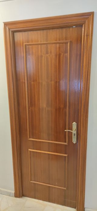 Puerta interior madera - marrón