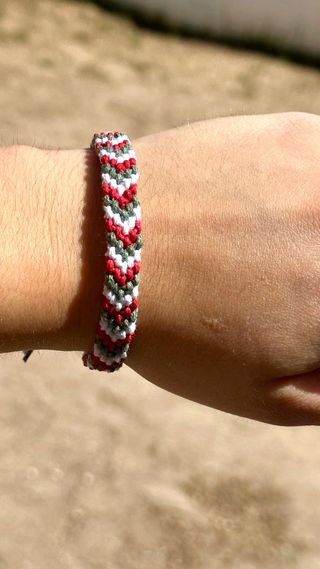 Pulsera tejida tricolor