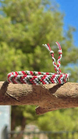 Pulsera tejida tricolor
