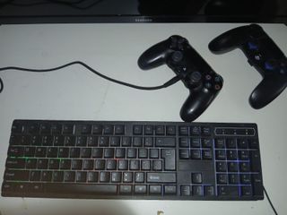 Pack PS4 Slim + TV Samsung + 2 mandos + teclado