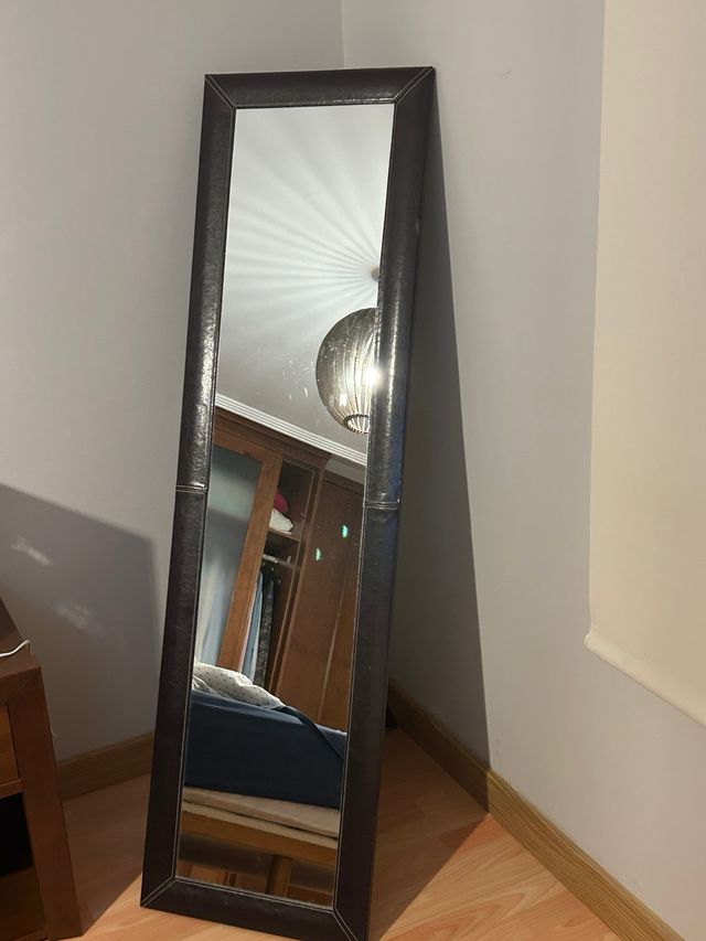 Espejo de pie marrón