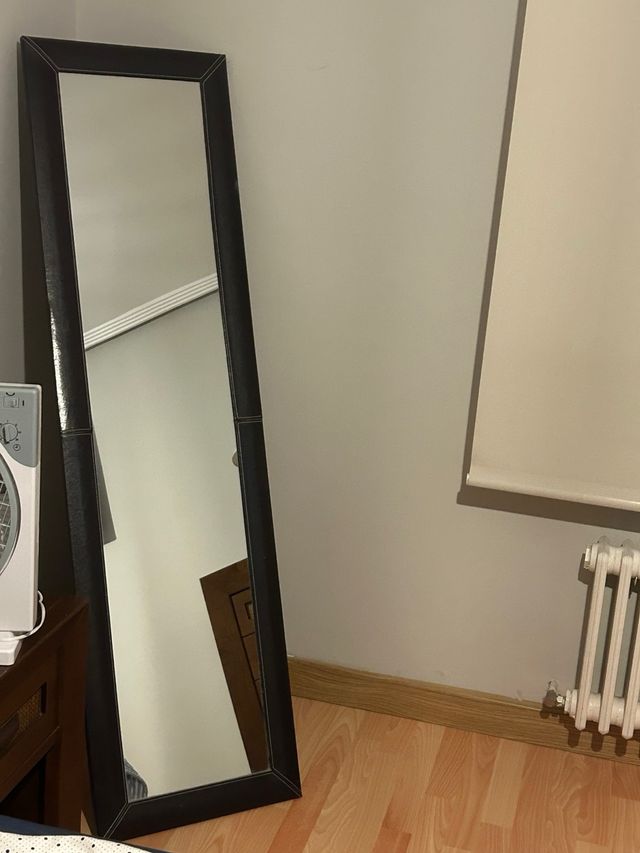 Espejo de pie marrón