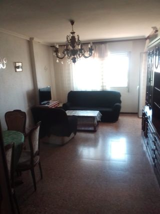 Apartamento 3 hab, 1 baño, 3 terrazas.