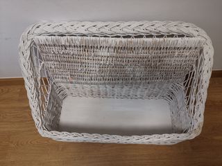 Banco-baúl de mimbre blanco