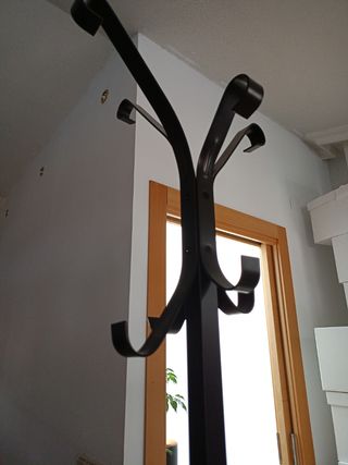 Perchero de metal negro