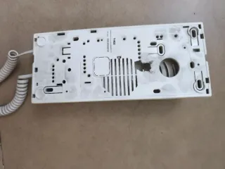 Telefonillo blanco con pulsador azul