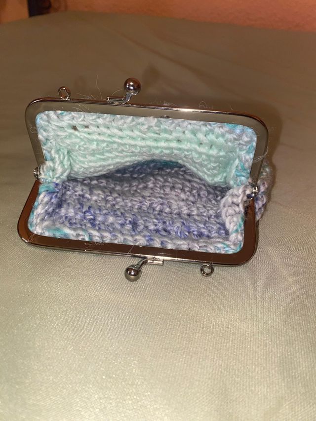 Monedero tejido a mano