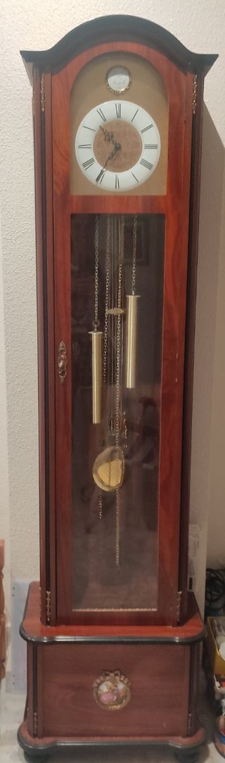 Reloj péndulo antiguo de madera