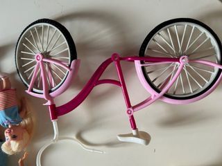 Muñecas Barbie y bici rosa