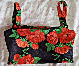 Top Bershka flores rojo-negro M