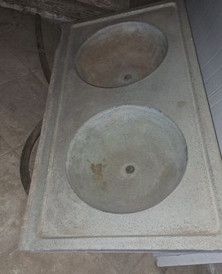 Fregadero doble antiguo de piedra