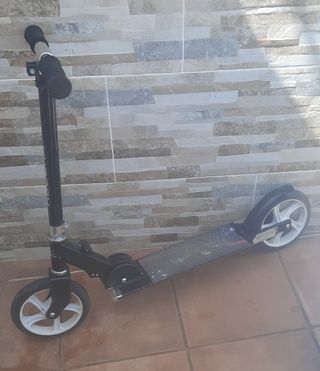 5 patines ( 2 de adulto, 2 infantiles y 1 de niño)