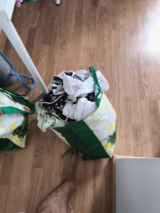 Ropa mujer y 5 camisetas L de hombre Bolsa
incluid