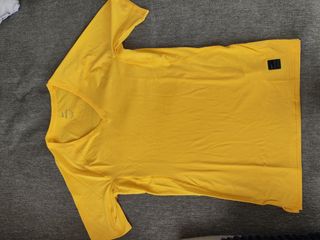 Camiseta Nike térmica amarilla