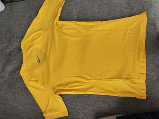 Camiseta Nike térmica amarilla