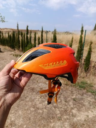 Casco Scott ciclismo naranja con el ajuste roto