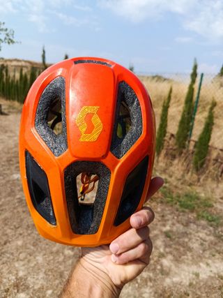 Casco Scott ciclismo naranja con el ajuste roto