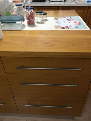 Isla de cocina de madera, almacenaje con cajones.