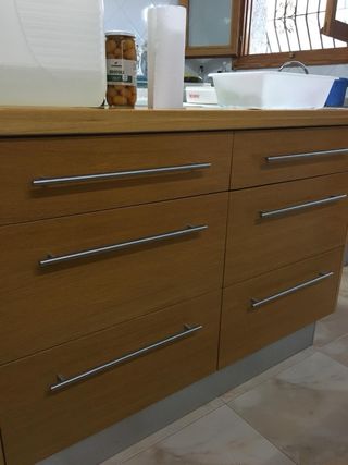 Isla de cocina de madera, almacenaje con cajones.