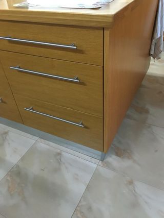Isla de cocina de madera, almacenaje con cajones.