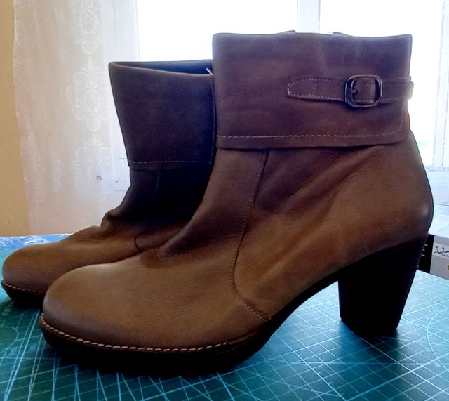 Botas nuevo de piel autentica 100%. T.40 -41