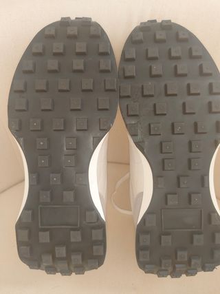 Zapatillas deportivas blancas y grises