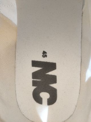 Zapatillas deportivas blancas y grises