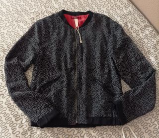 Chaqueta bomber negra lunares
