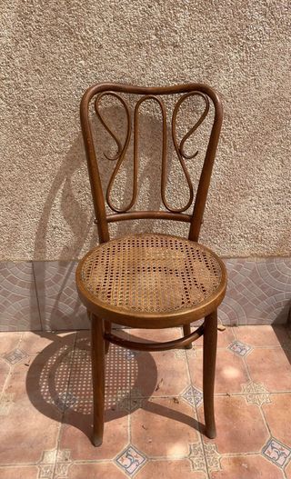 Sillas vintage marrones de ratán restauradas.