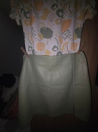 Blusa estampada + Falda verde
