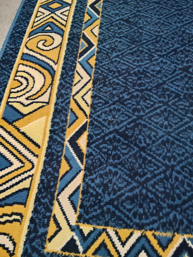 Alfombra azul y amarilla