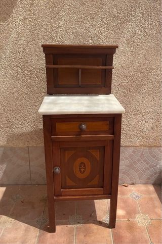 Cómoda antigua restaurada de madera y mármol