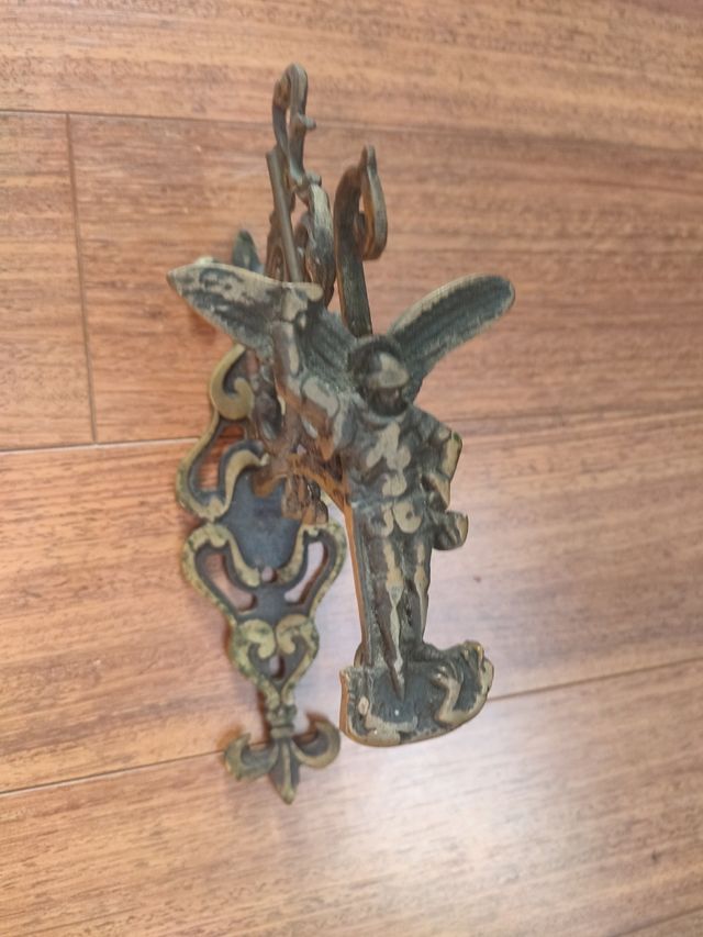 Percha bronce antigua