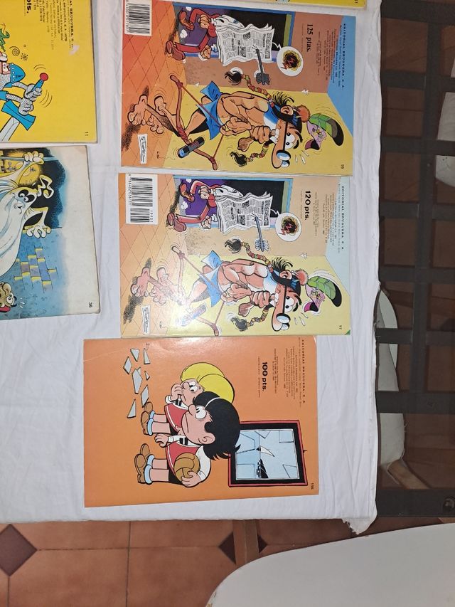 Un sacco di fumetti.