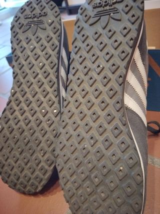 Zapatillas Adidas grises claro con apliques piel.