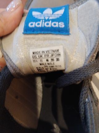 Zapatillas Adidas grises claro con apliques piel.