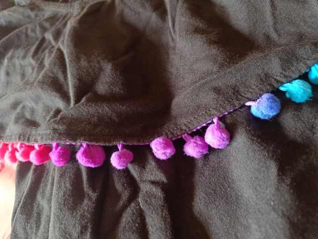 Top negro con pompón multicolor