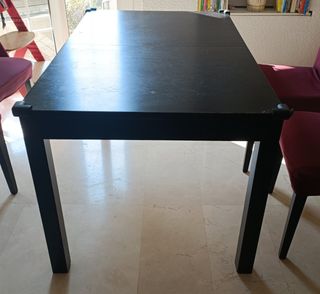 Mesa negra rectangular de madera