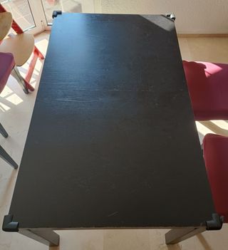 Mesa negra rectangular de madera