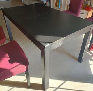 Mesa negra rectangular de madera
