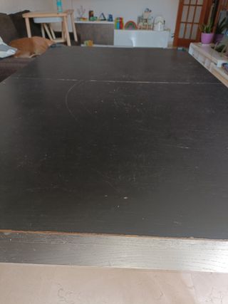 Mesa negra rectangular de madera