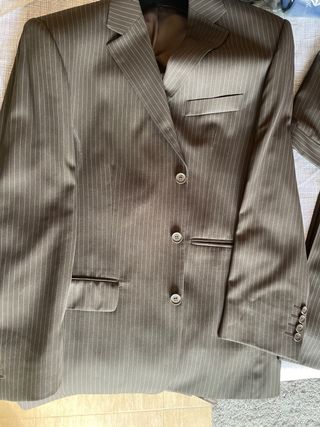 Traje pinstripe marrón hombre