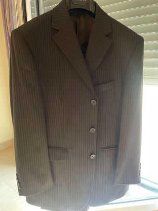 Traje pinstripe marrón hombre