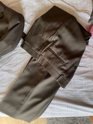 Traje pinstripe marrón hombre