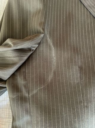 Traje pinstripe marrón hombre